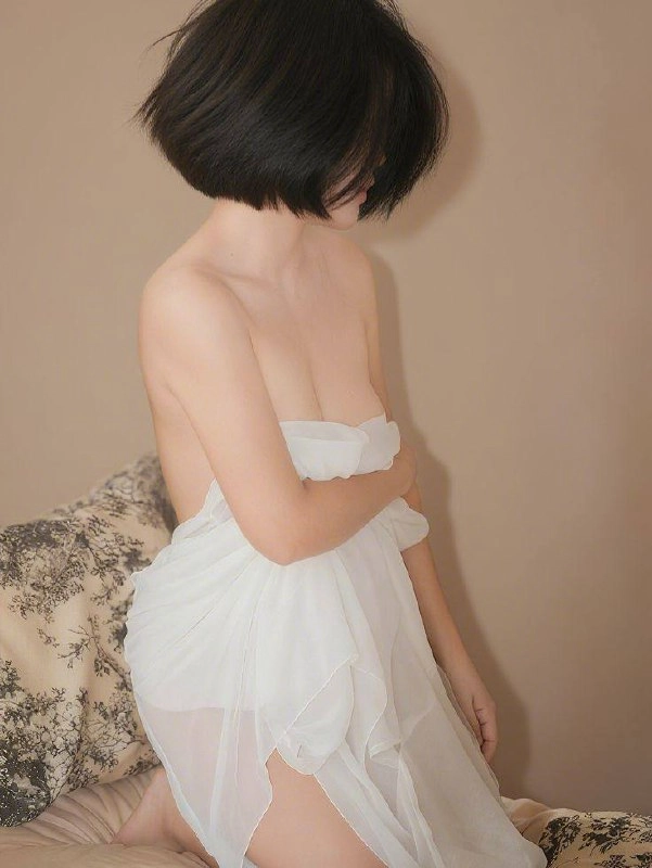 短发的女人穿着一件白色的裙子。