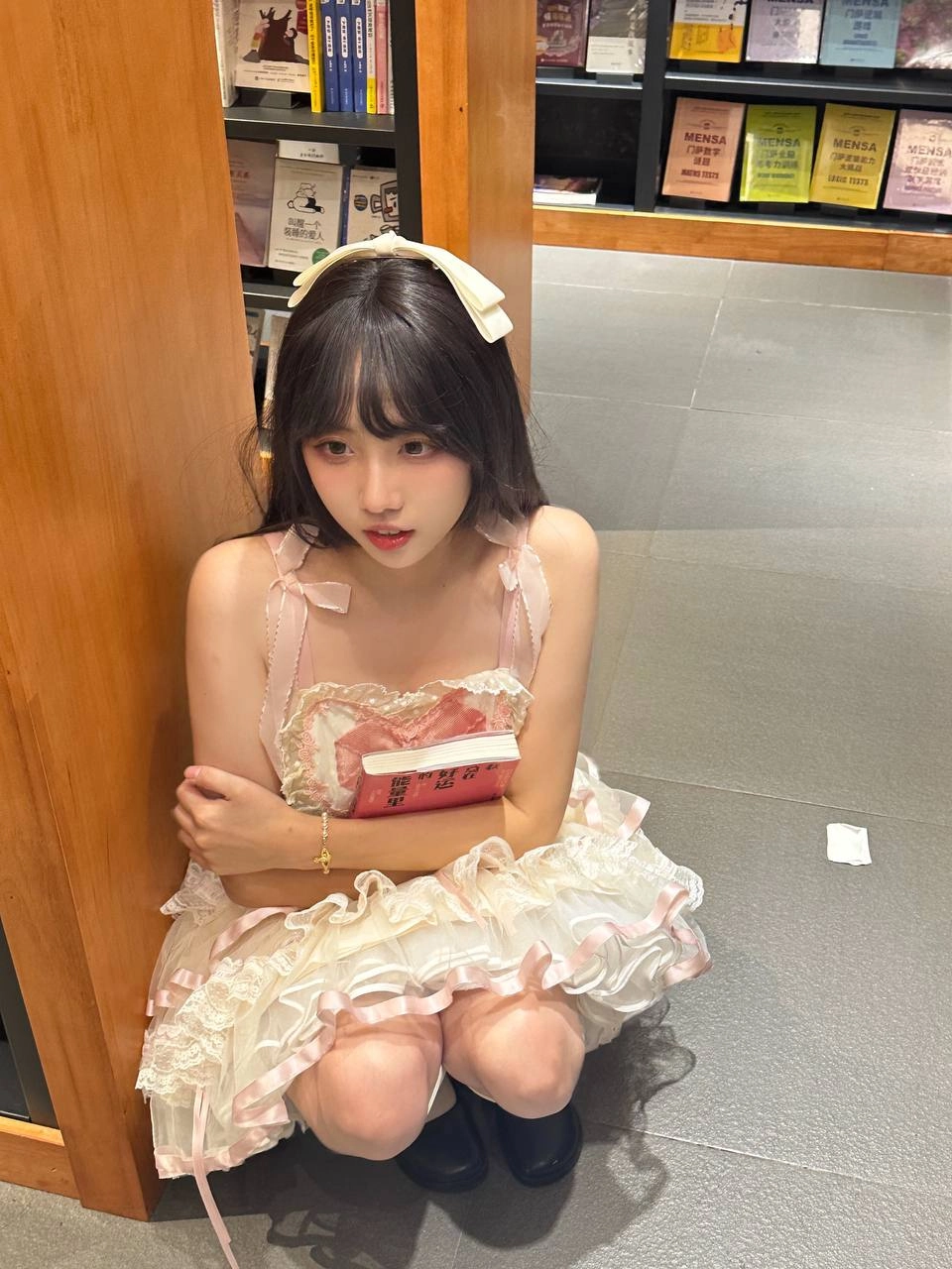 穿着粉红色裙子的女人,头上有弓。