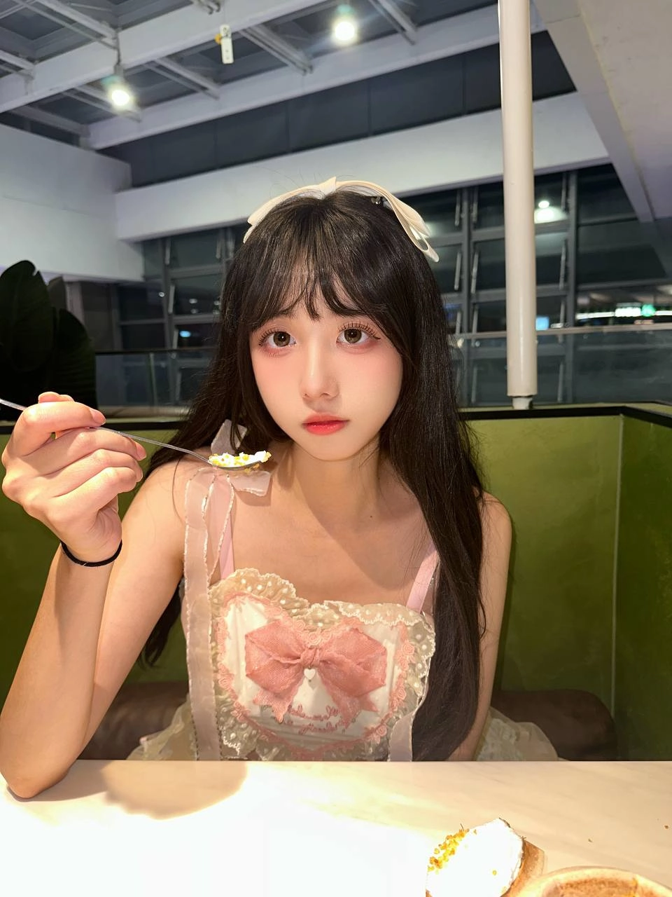 穿着粉红色裙子的女人,头上有弓。