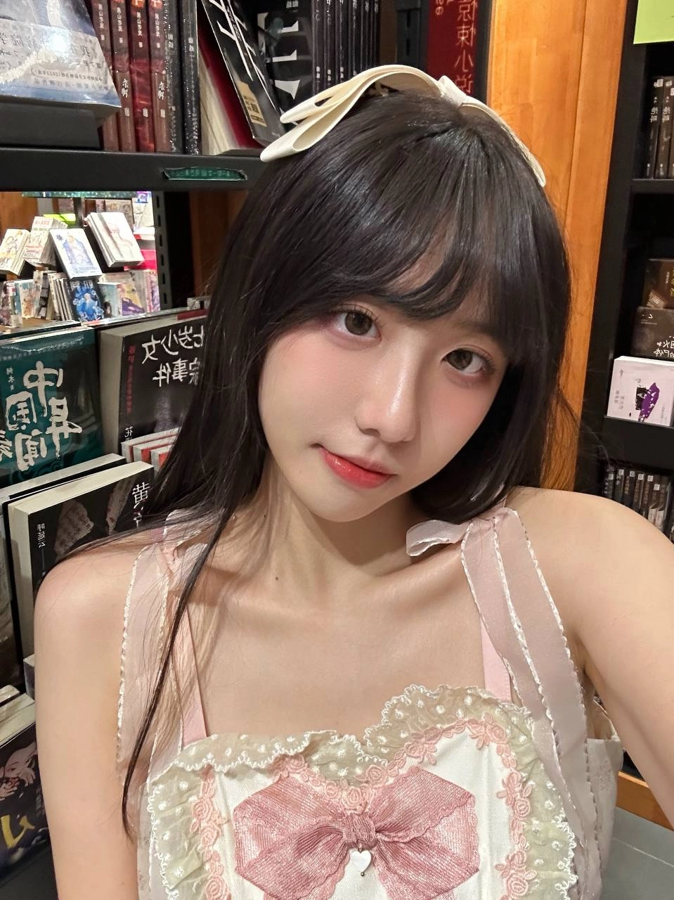 穿着粉红色裙子的女人,头上有弓。