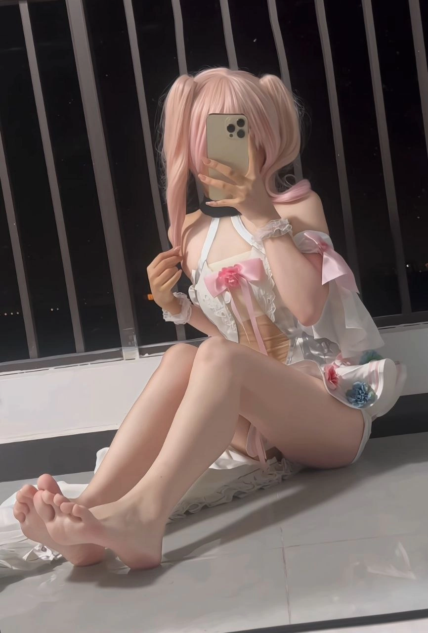 穿着白色衣服的女孩正在拍照。