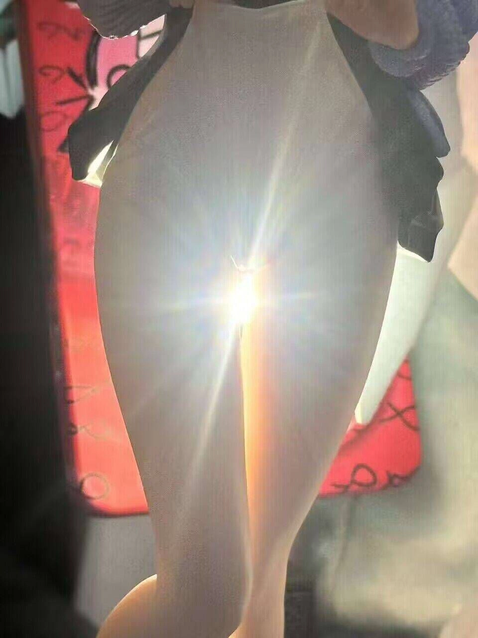 明亮的灯光穿过一个人的腿。