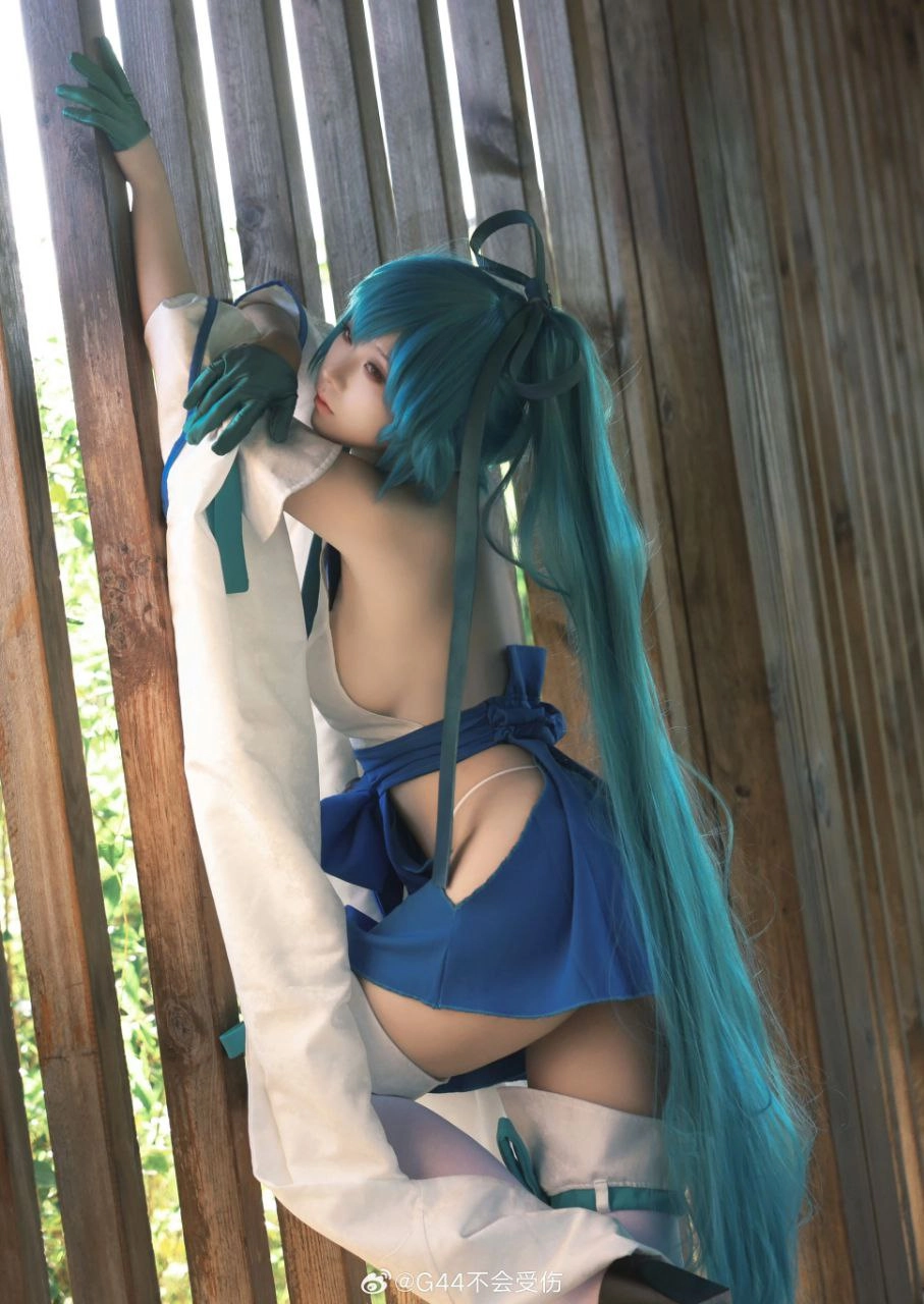 一位穿着蓝色裙子和蓝色头发的女人被吊死在围栏上。