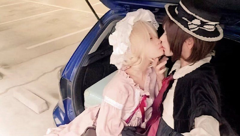 两个人在车里接吻。