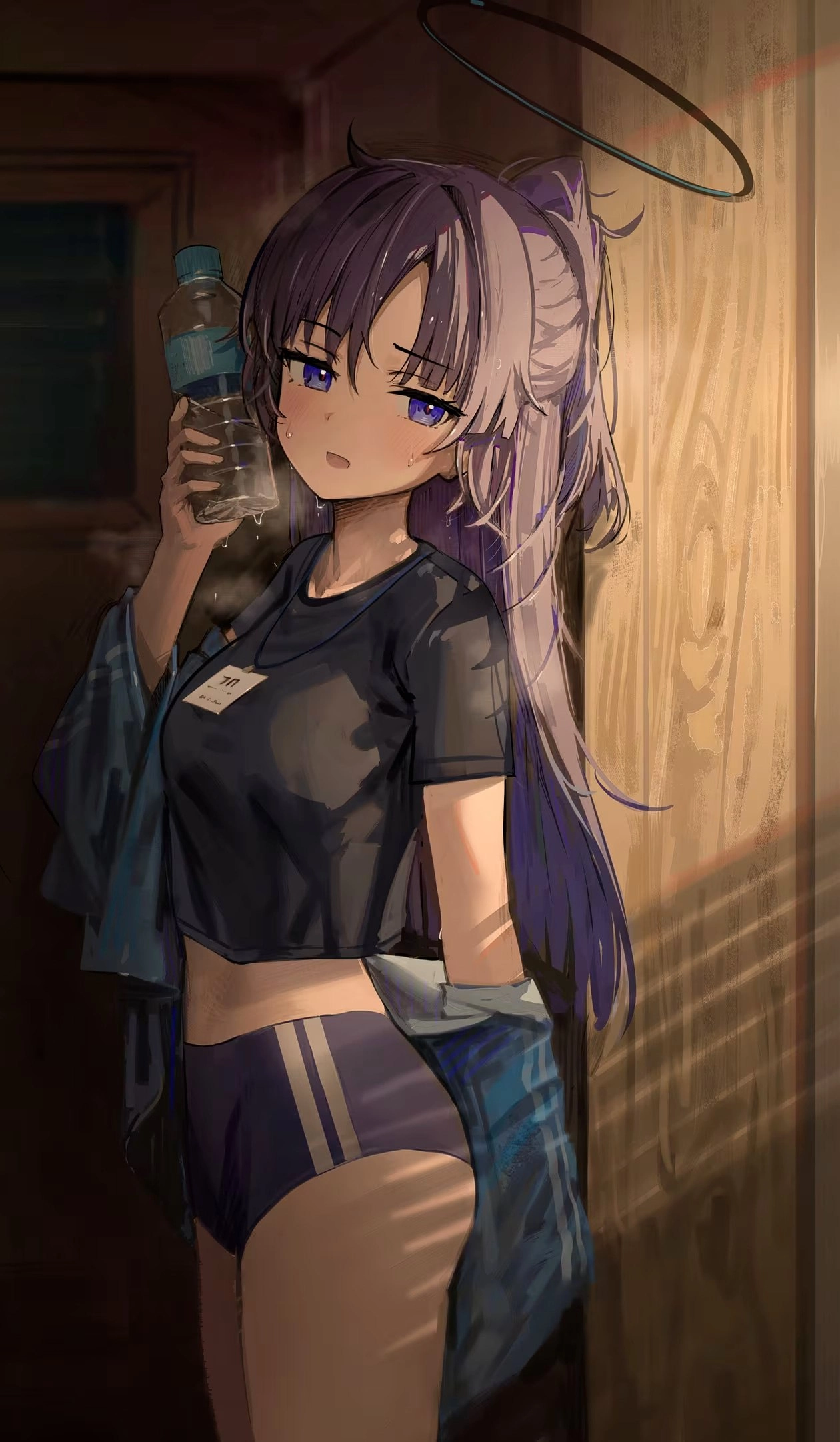 女孩从瓶子里喝水。