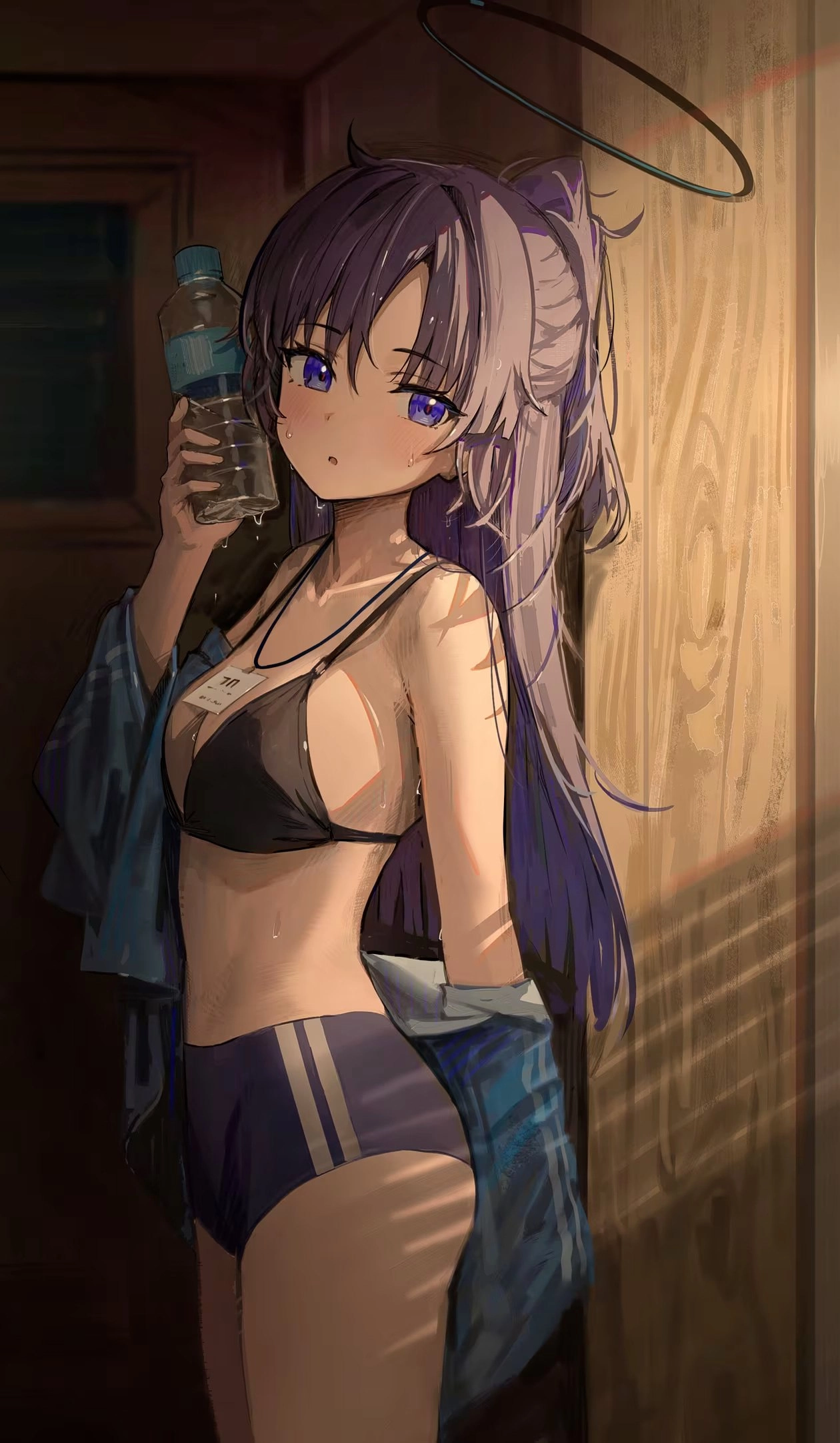 女孩从瓶子里喝水。