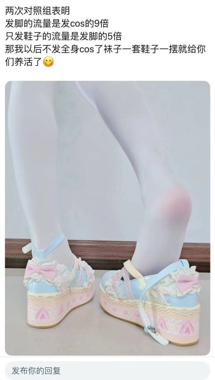 一双白色的鞋子,有粉红色的弓。