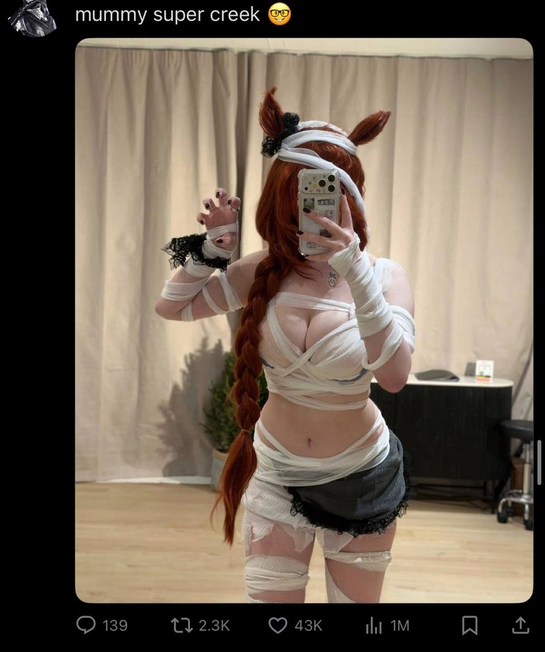 女人手里拿着一只小马和一台手机。