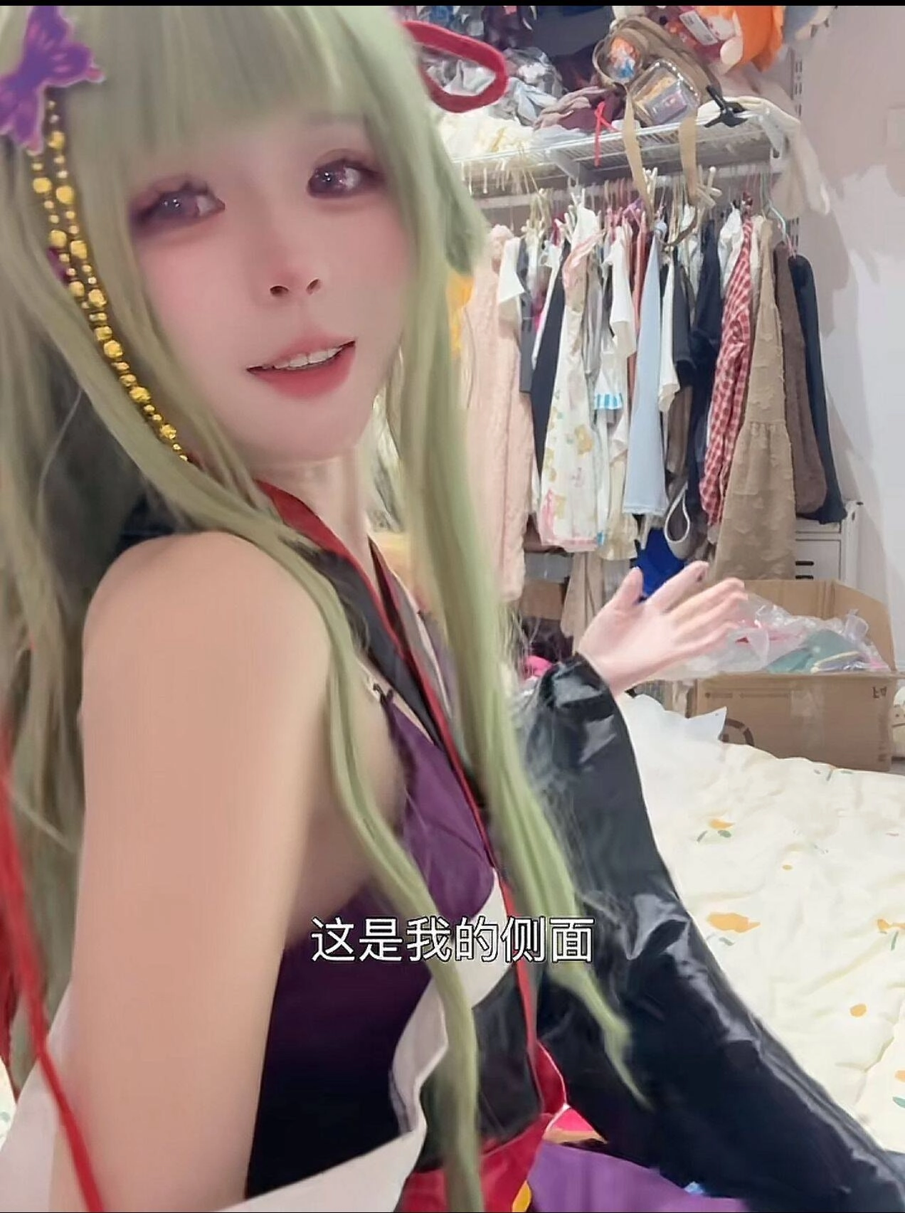 一位穿着绿色衬衫和黑色头发的女人站在衣柜前面。