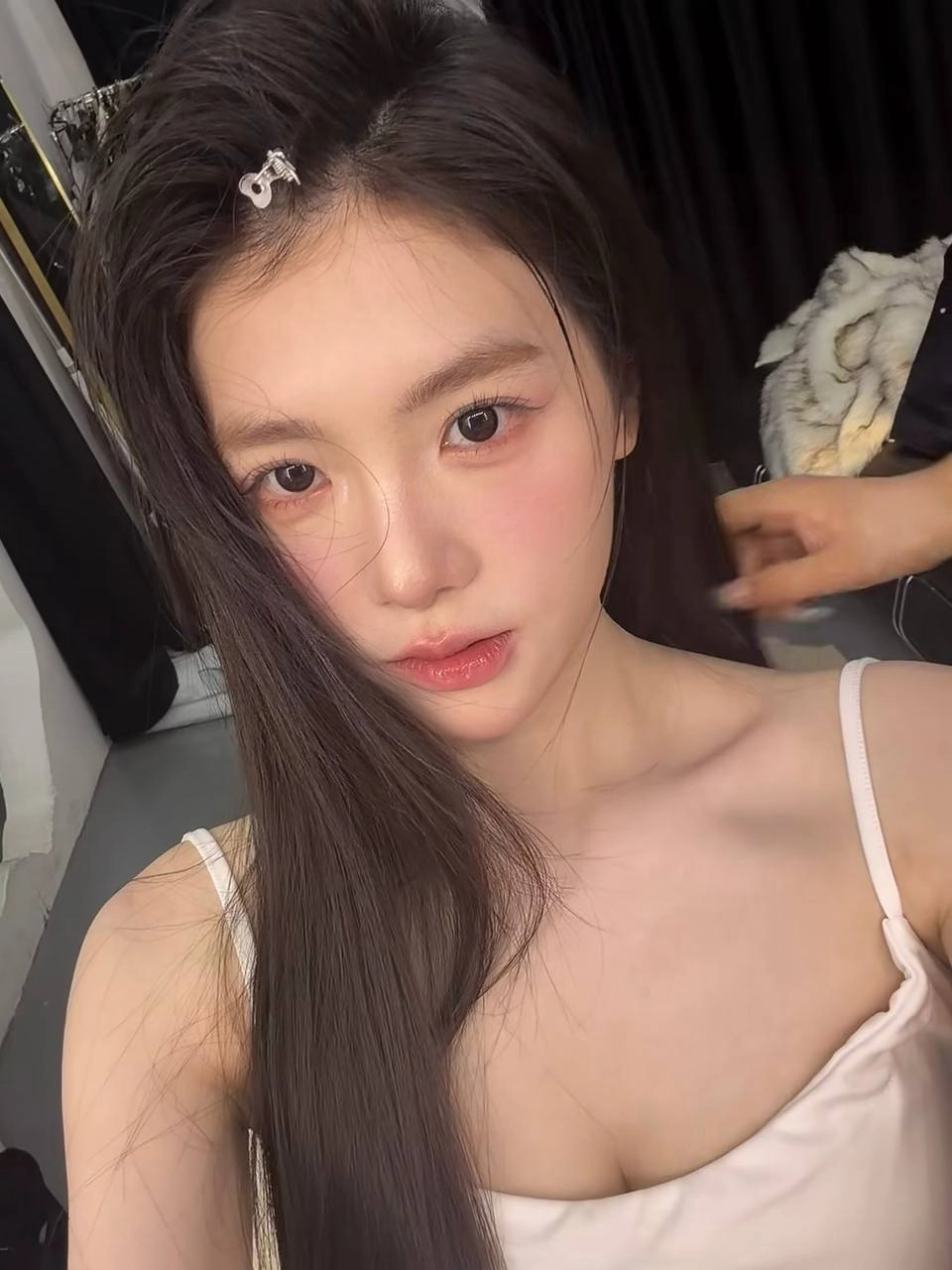 长头发和粉红色的唇膏的女人在相机上微笑。