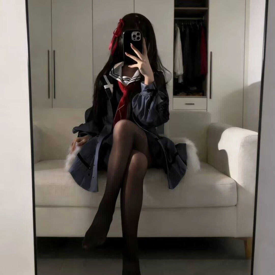 女孩在镜子里拍自拍。