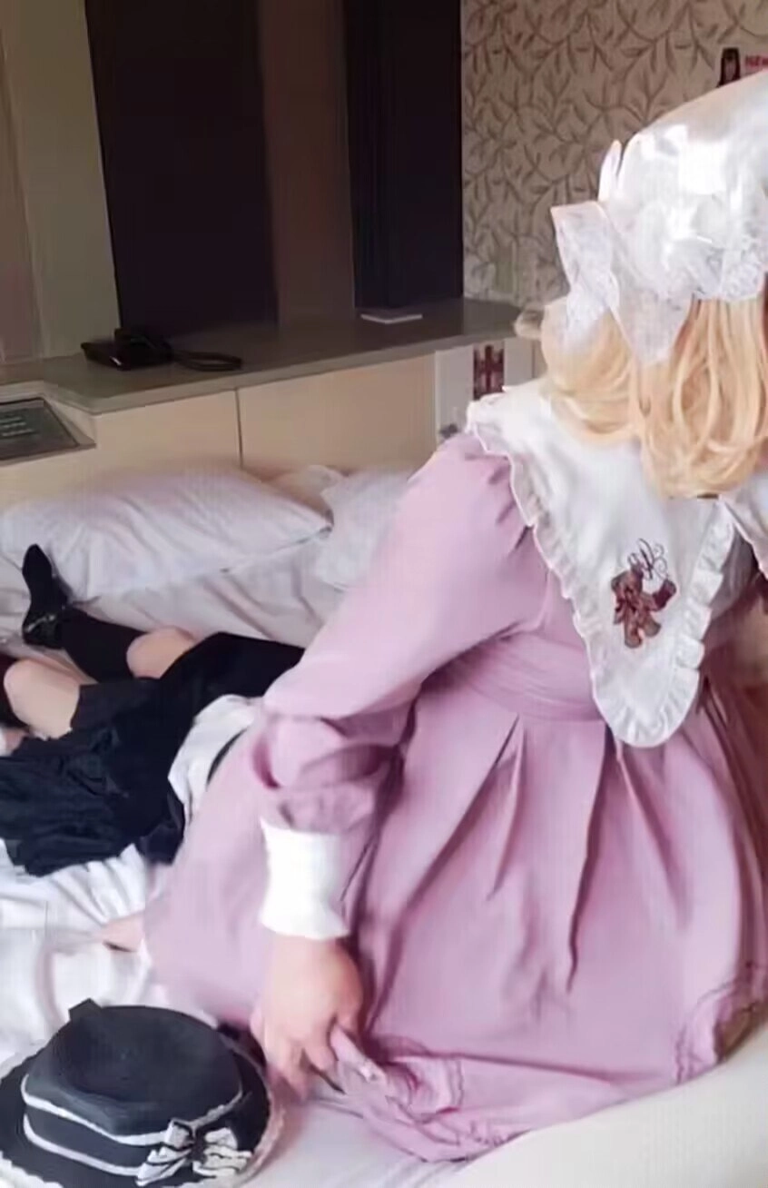 女人坐在一个男人脸上。