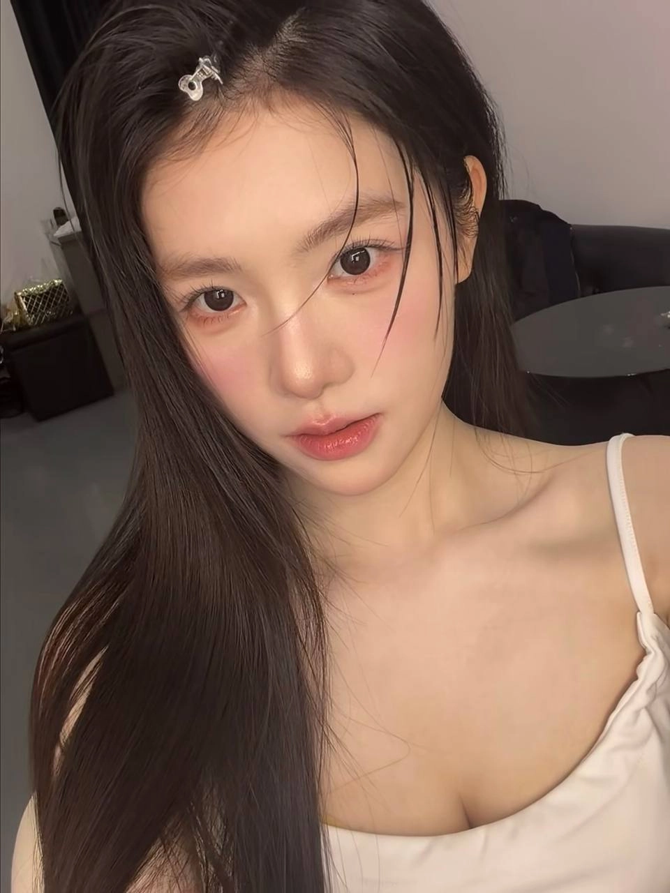 长头发和粉红色的唇膏的女人在相机上微笑。