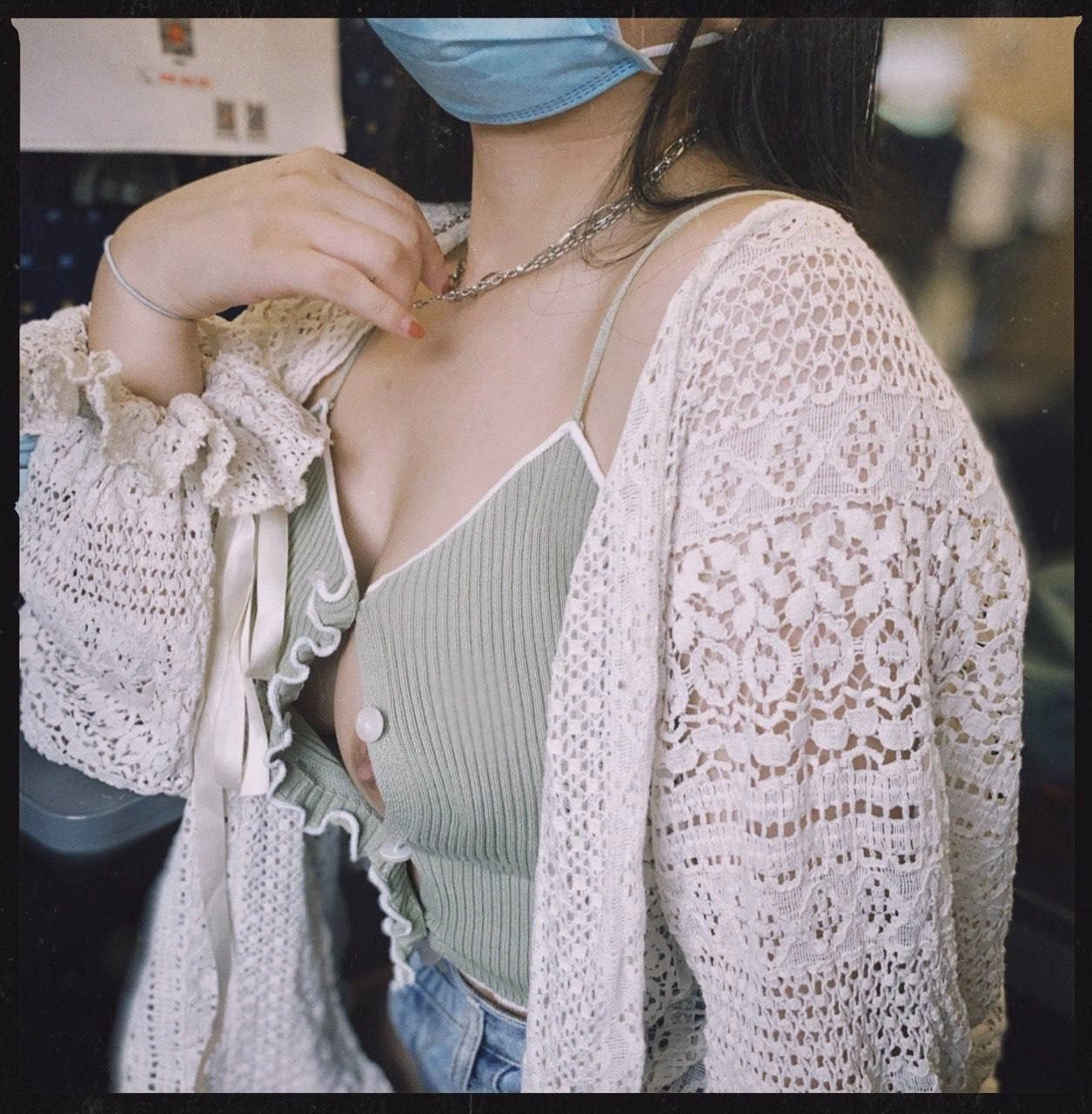 女人戴着面具和一件绿色的衬衫。