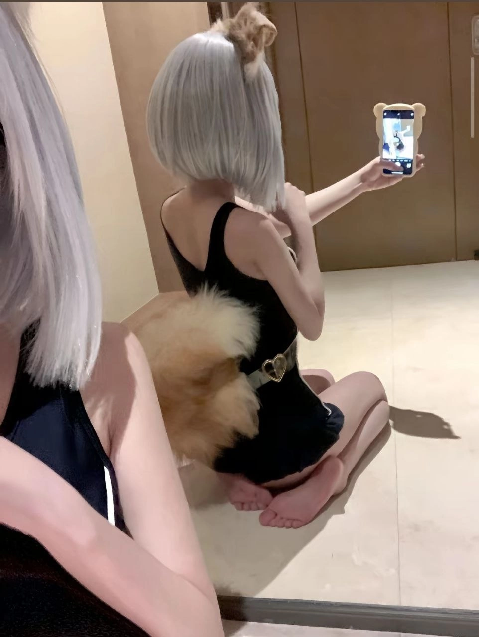 一位穿着黑色衣服的女人用手机拍自拍。