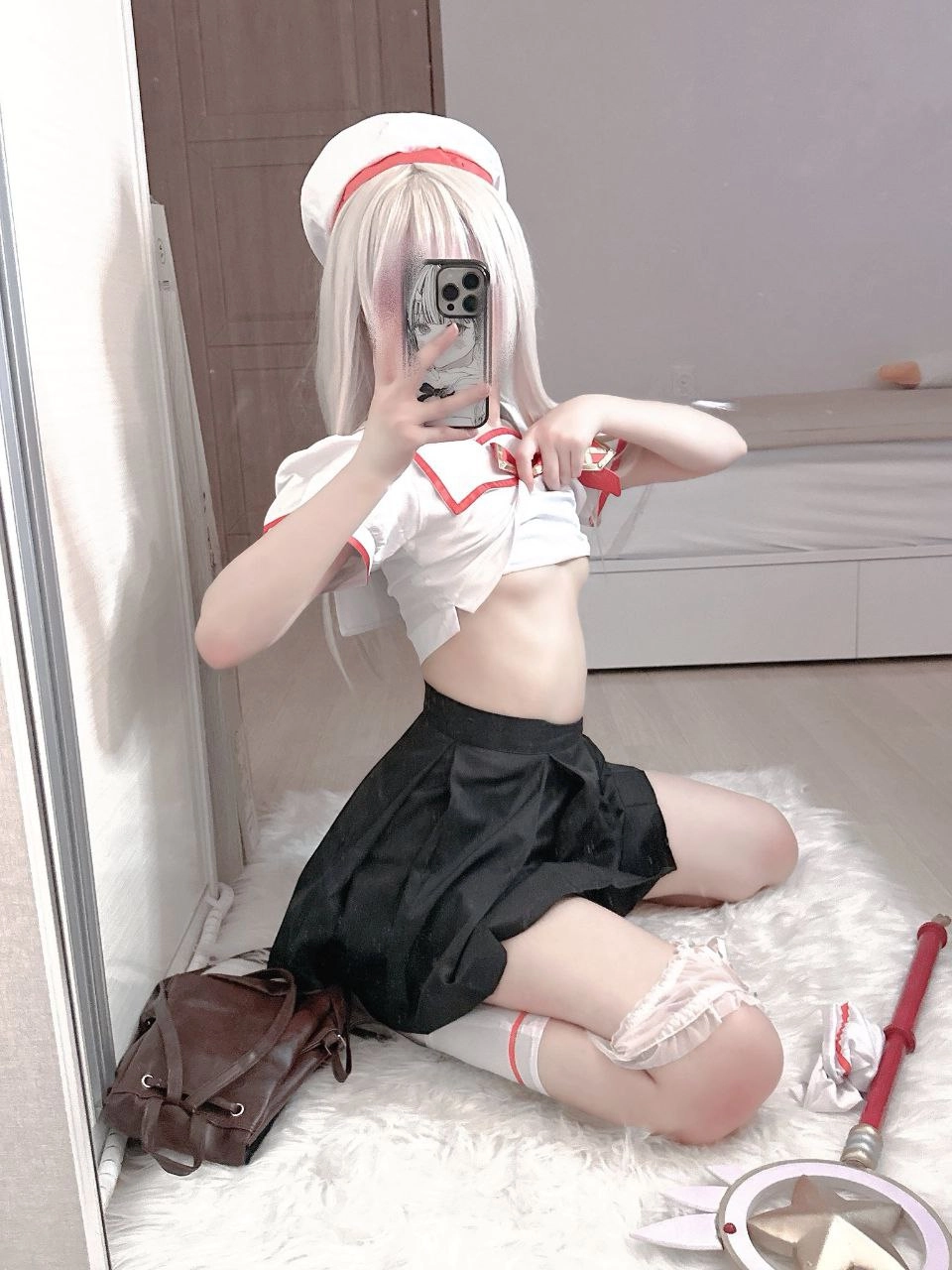 穿着水手的衣服的女人拍了一张自拍。