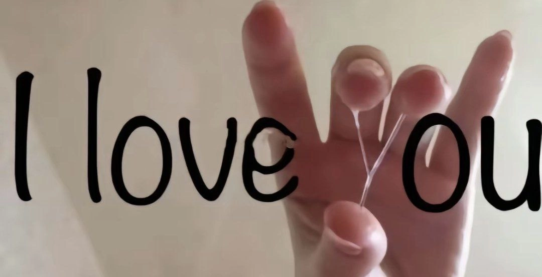 一只手牵着一颗心