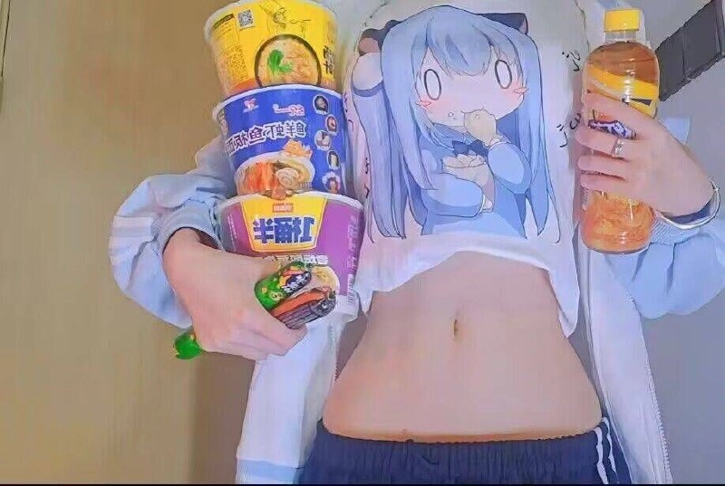 女人拿着一碗牛排。