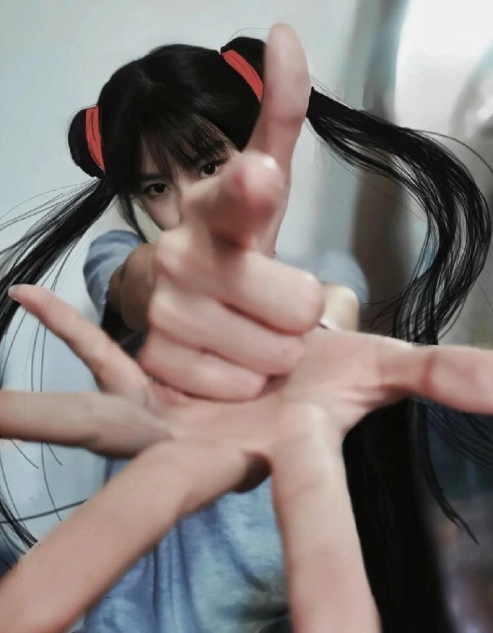 女孩指着什么。