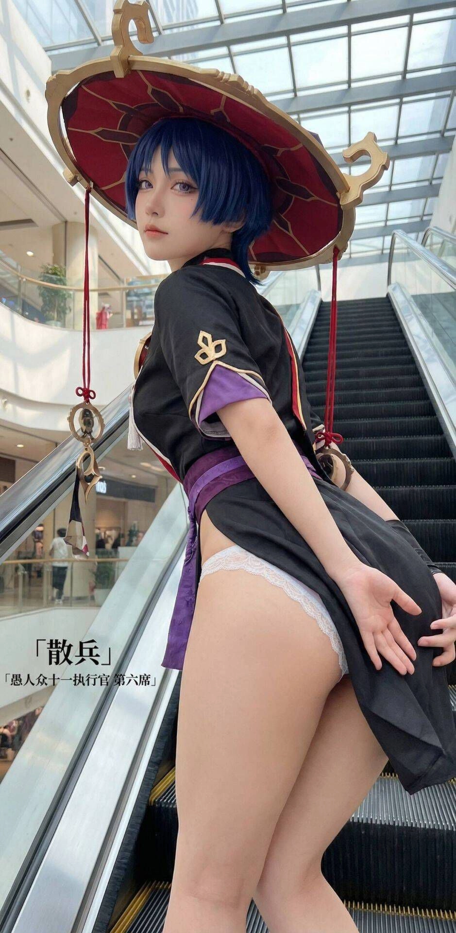 穿着黑色裙子和红色的帽子的女人为一张照片。