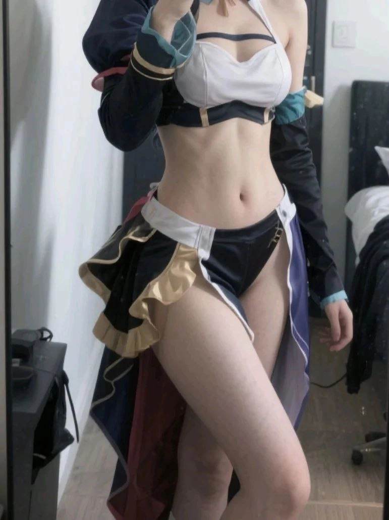 穿着服装的女人拍了一张自拍。