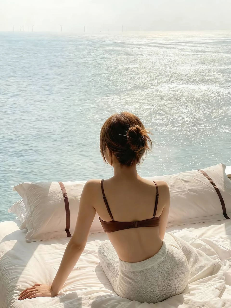 穿比基尼的女人在海滩上立足。