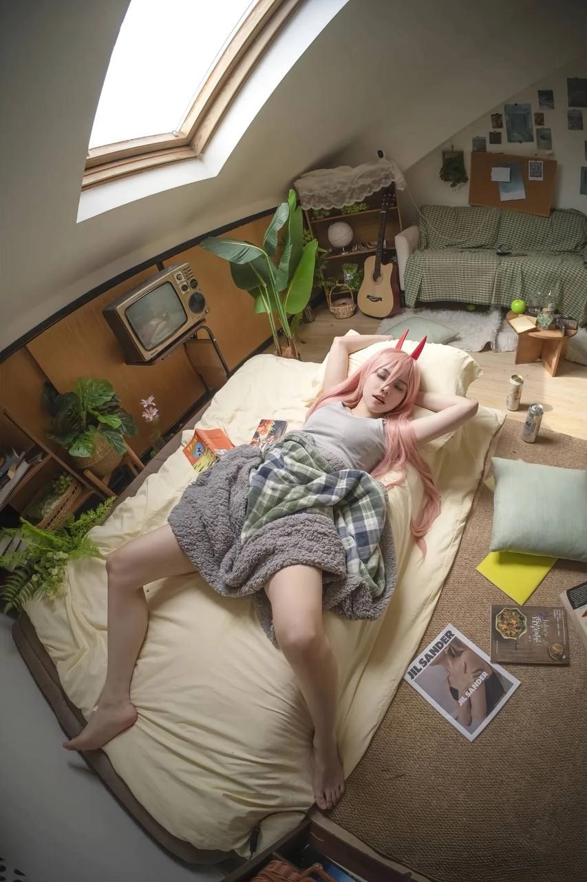 女人坐在椅子上,拿着一瓶啤酒。