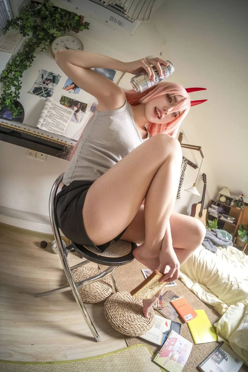 女人坐在椅子上,拿着一瓶啤酒。