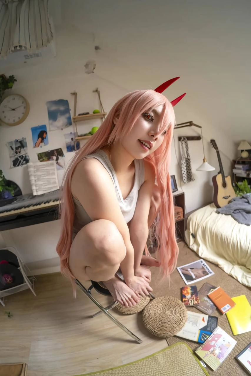 女人坐在椅子上,拿着一瓶啤酒。