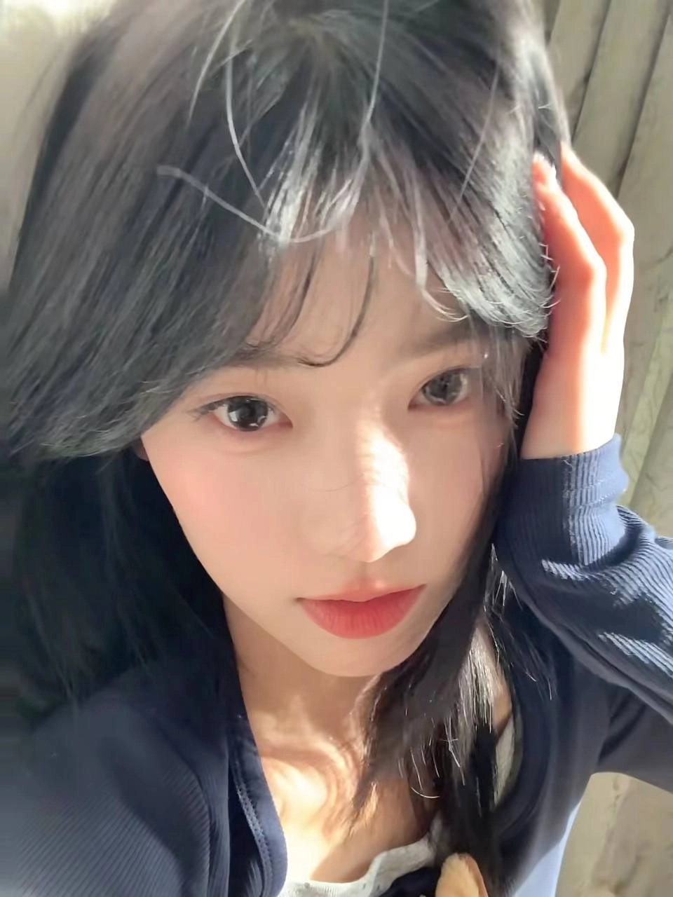 一位黑头发和粉红色的唇膏的女人在相机前微笑。