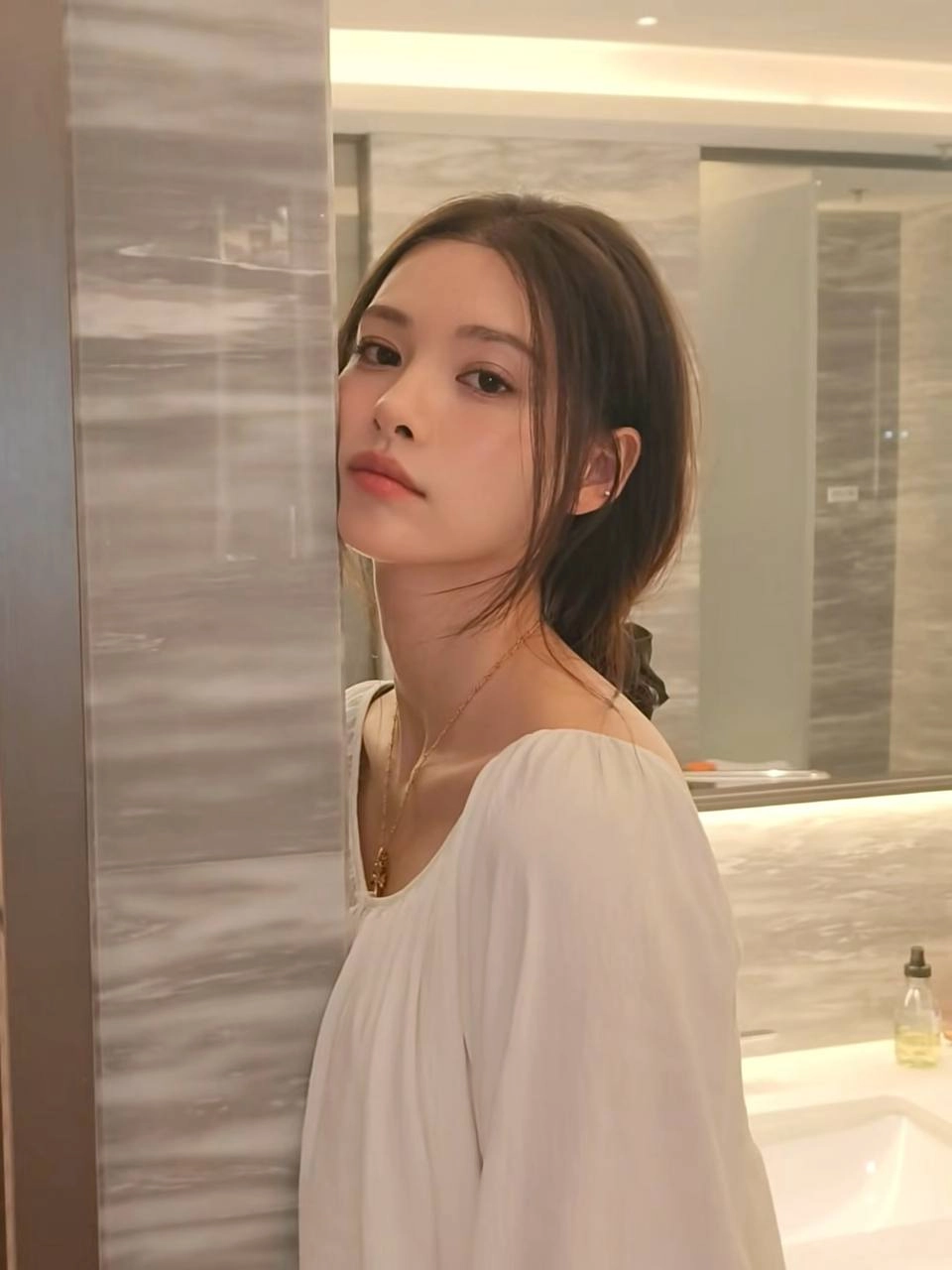 长头发的女人,一件白色的衬衫。