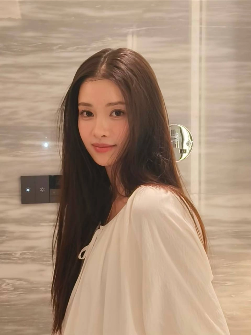 长头发的女人,一件白色的衬衫。