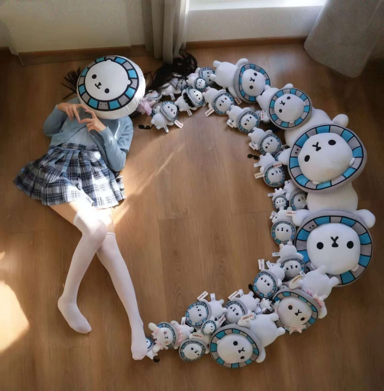 女孩躺在地板上,头上有一只动物。