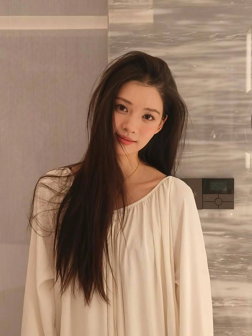 长头发的女人,一件白色的衬衫。