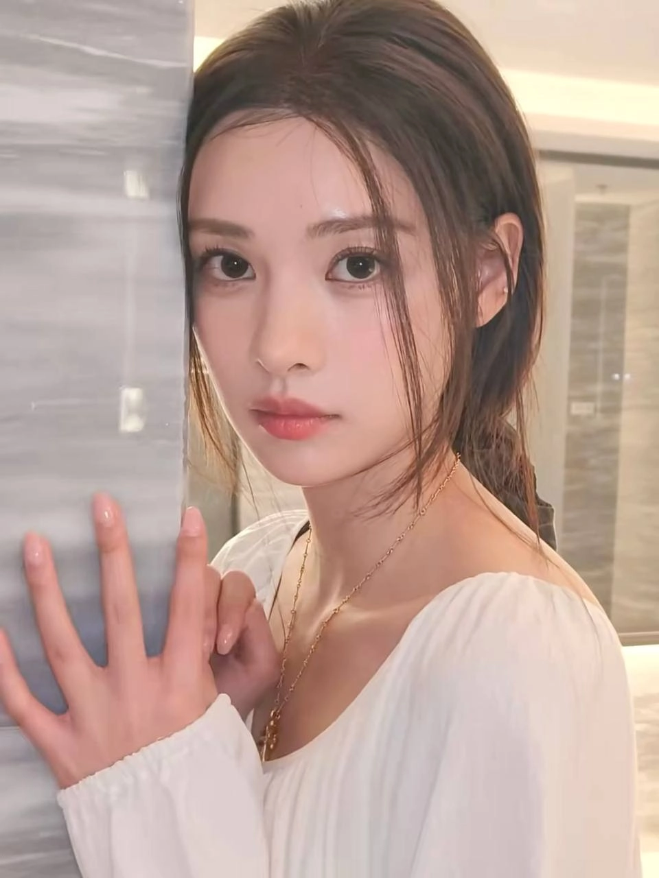 长头发的女人,一件白色的衬衫。