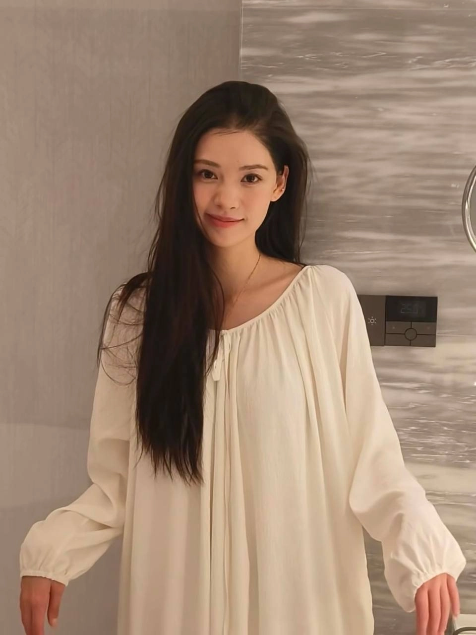 长头发的女人,一件白色的衬衫。