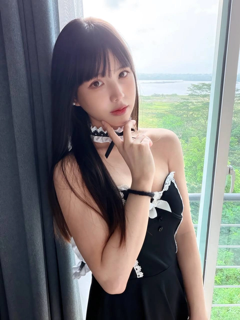 穿着女仆的服装的女人为一张照片。