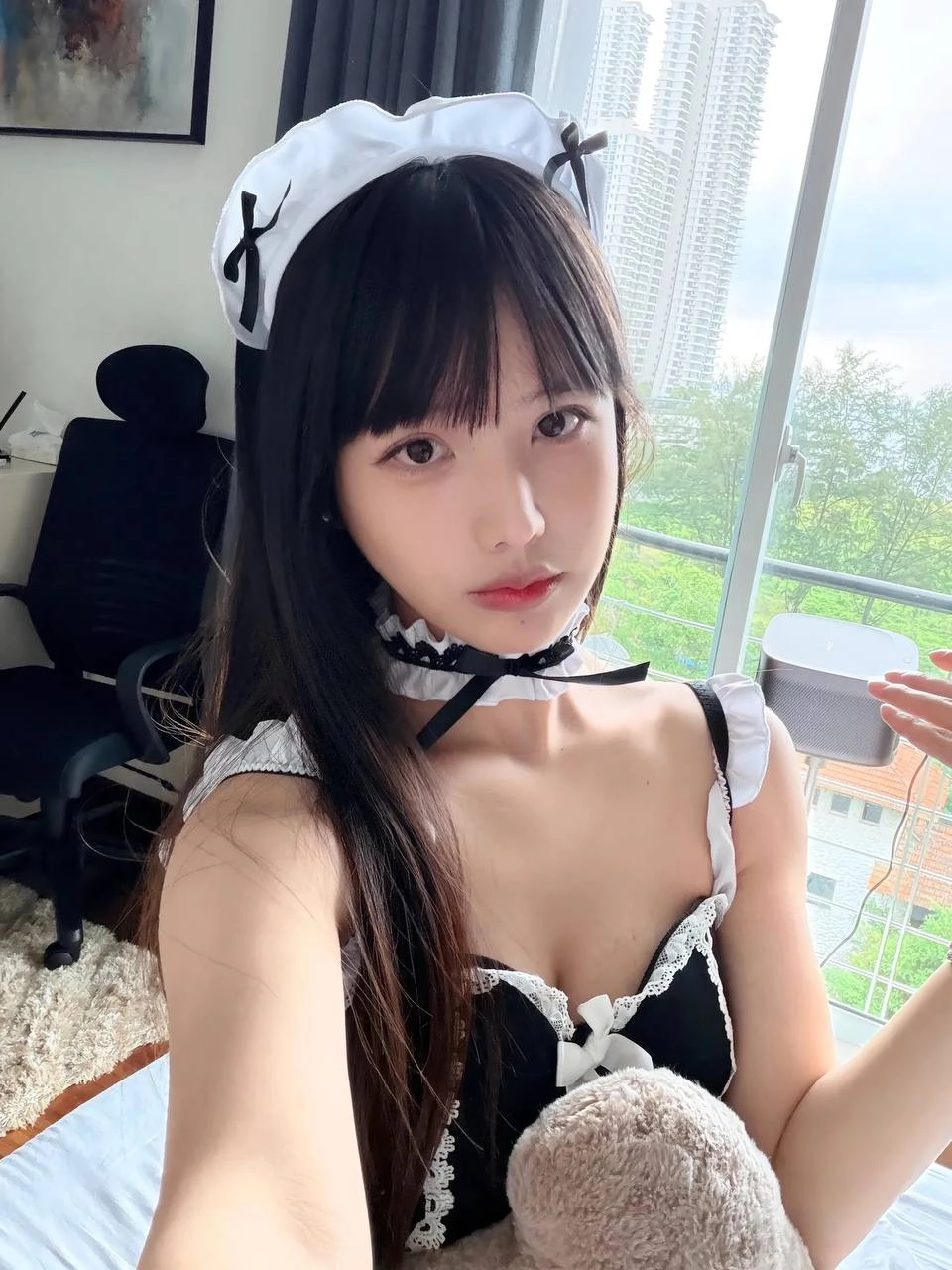 穿着女仆的服装的女人为一张照片。