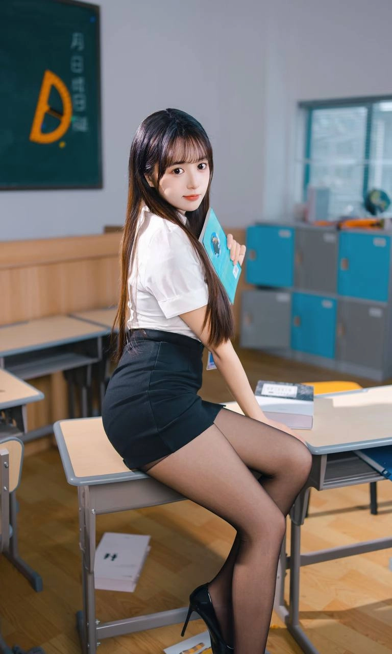 女孩嘴里拿着铅笔。