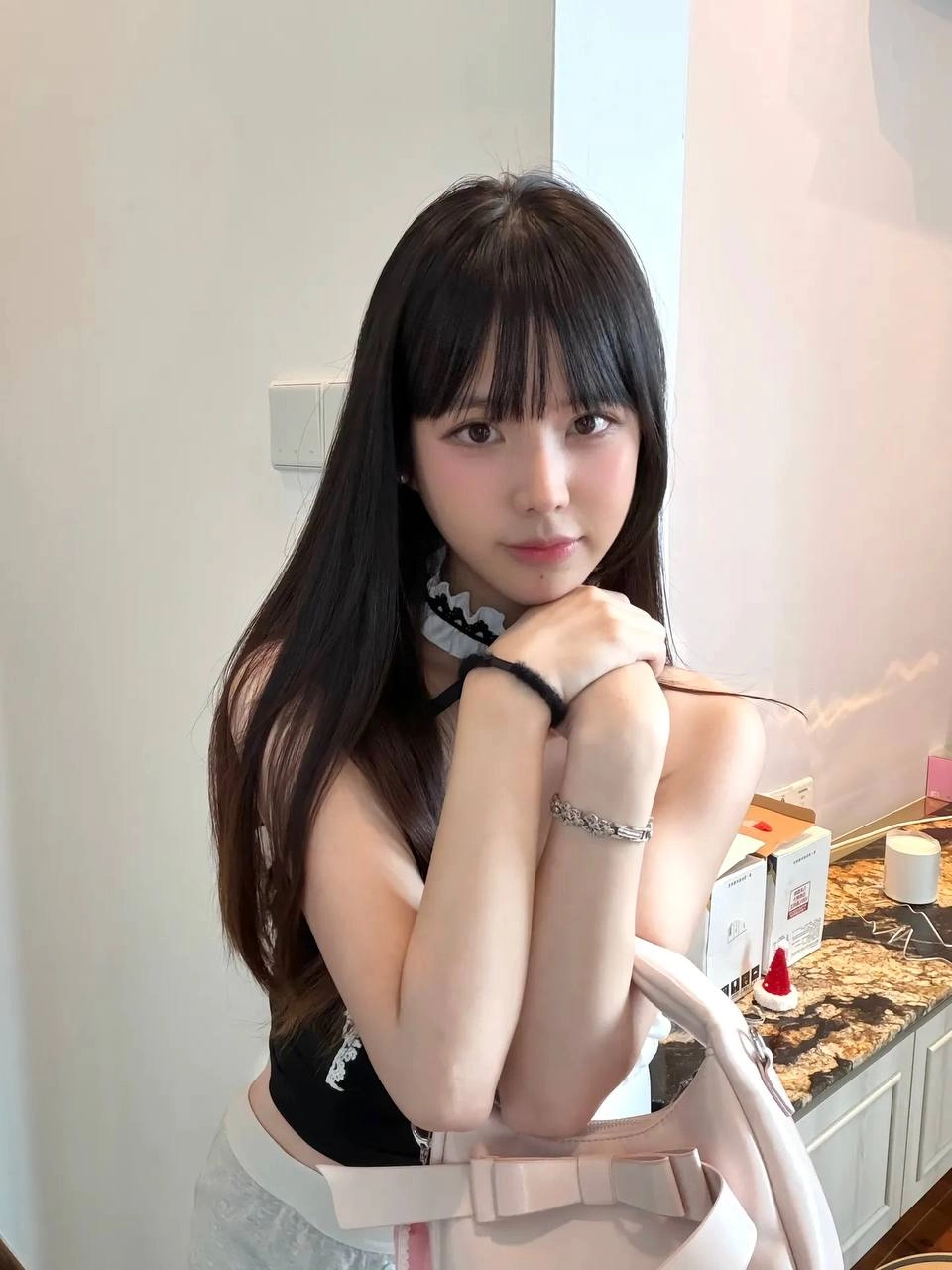 穿着女仆的服装的女人为一张照片。