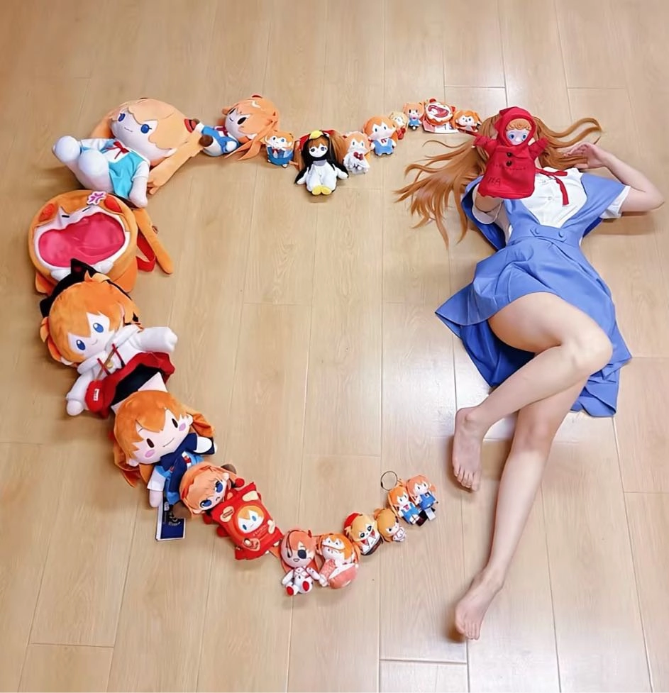 女孩躺在被动物包围的地板上。