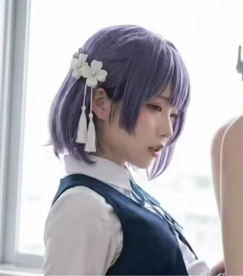 有紫色的头发和一个白色的弓的女人。