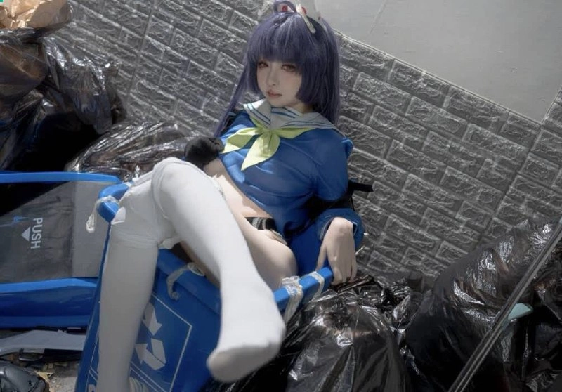 蓝头发的女孩坐在一个蓝色的椅子上。