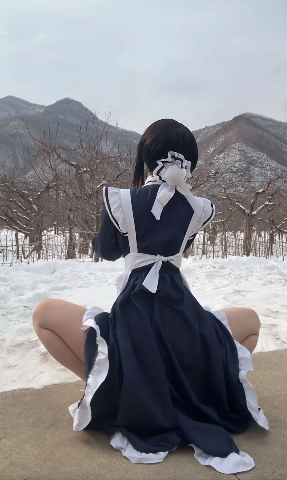 穿着蓝色裙子的女人,有一条白色的弓。