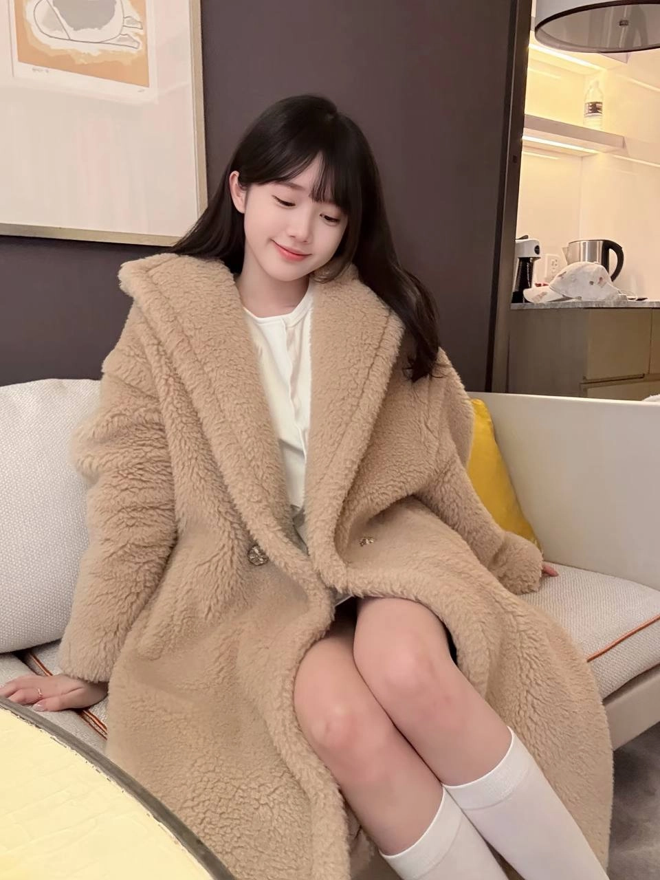 戴着马尾巴和棕色外套的女孩微笑着。