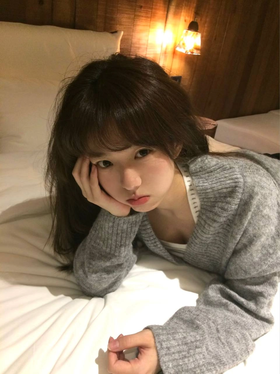 有粉红色的鼻子和嘴巴的女孩。