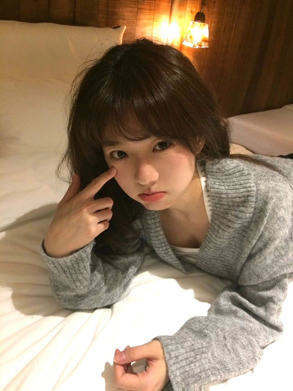 有粉红色的鼻子和嘴巴的女孩。