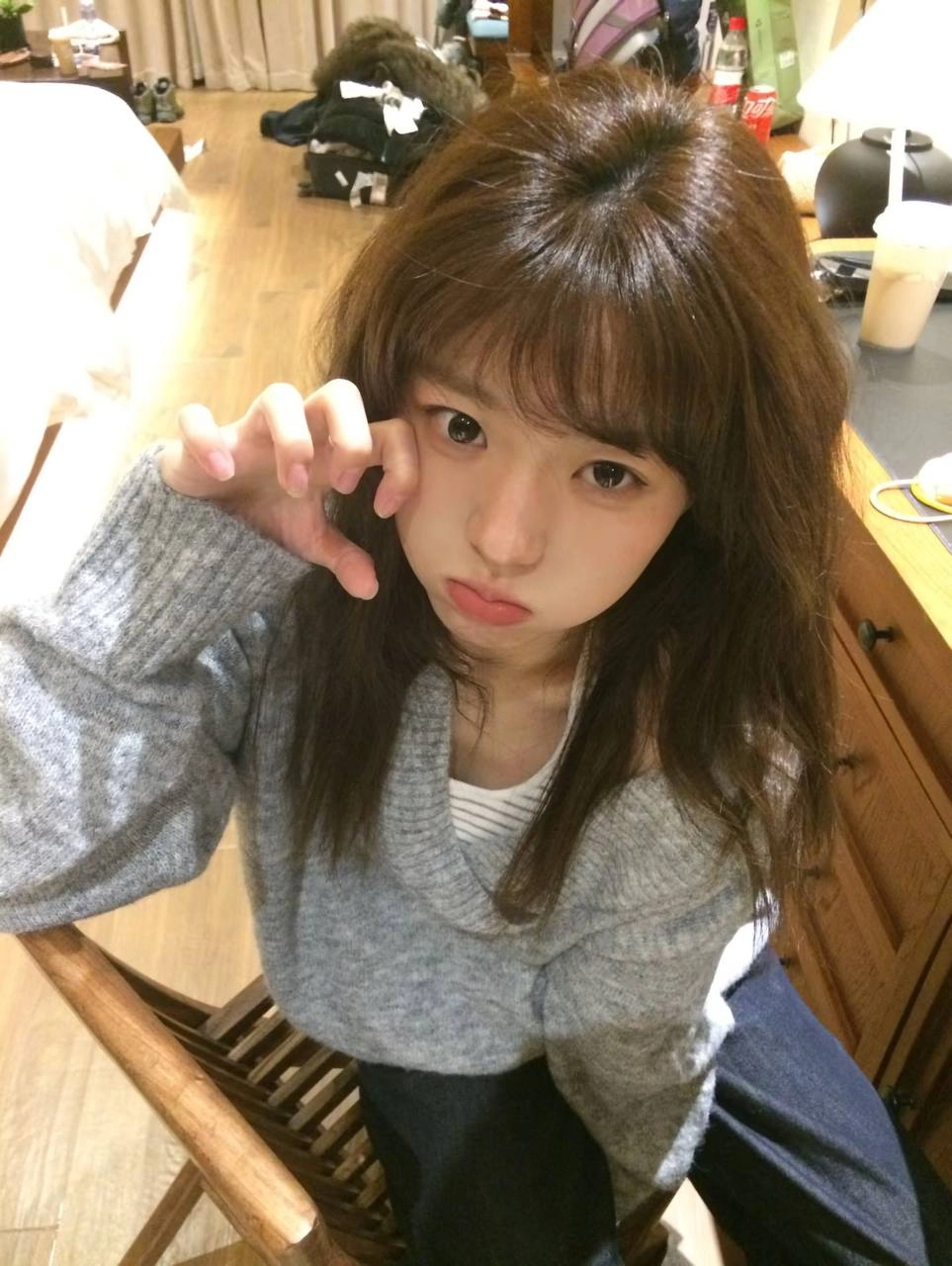 有粉红色的鼻子和嘴巴的女孩。