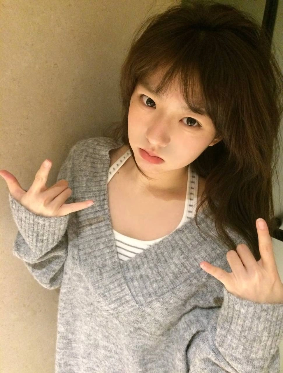 有粉红色的鼻子和嘴巴的女孩。