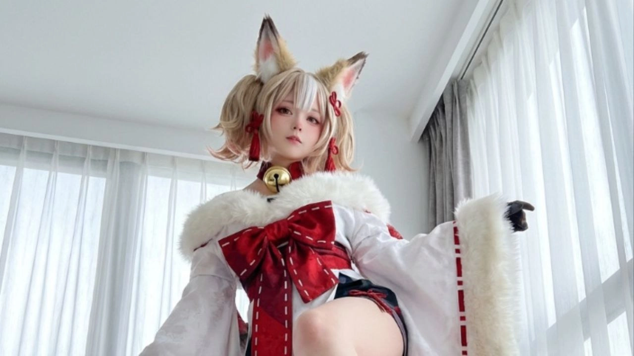 穿着白色和红色的裙子和狐狸头带的女人。